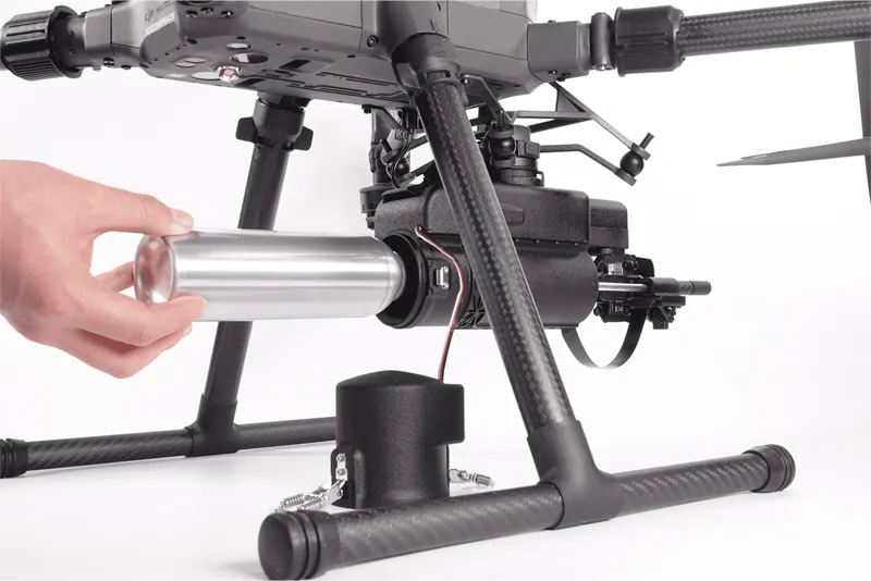 スプレー缶交換の様子